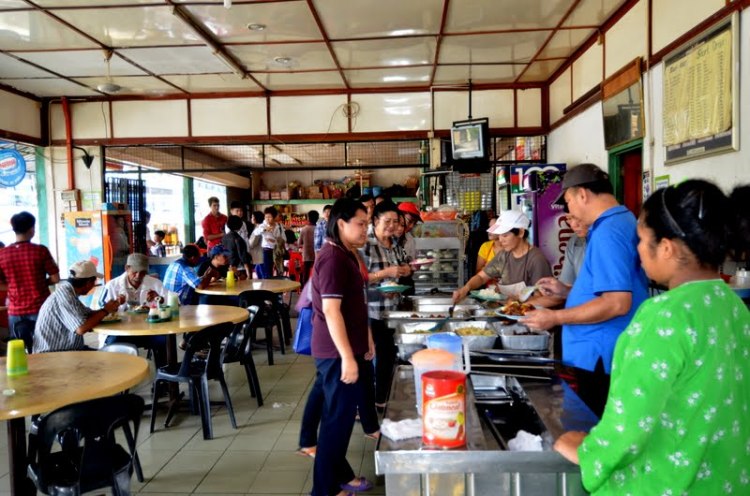 Ration at Restaurant Hebat: 1 meat and 1 vegetable with rice.