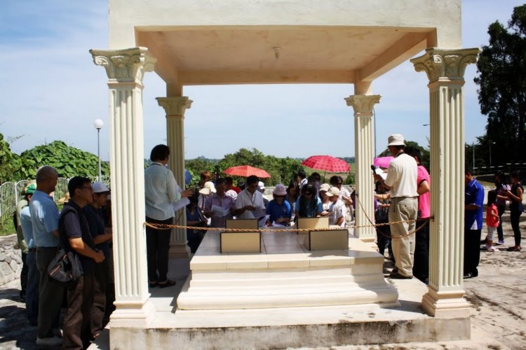 Praying at the graves of the missionaries in Limbahau