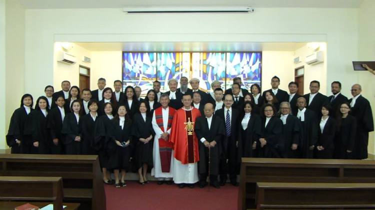 The legal fraternity in a group photo with Archbishop John Wong (front row, centre) and to his right, Fr Cosmas Lee. Also seen in picture are Event Coordinator Ruth Marcus (front row, seventh left) and Catholic Lawyers’ Society of Kuala Lumpur Past President Francis Pereira (back row, 11th left).